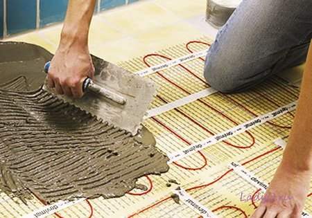 монтаж мата в слой плиточного клея